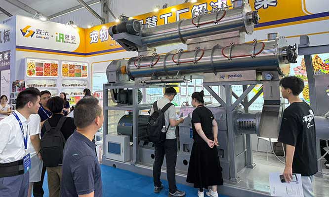 济南森沃上海亚宠展引瞩目 新型宠物饲料设备成焦点